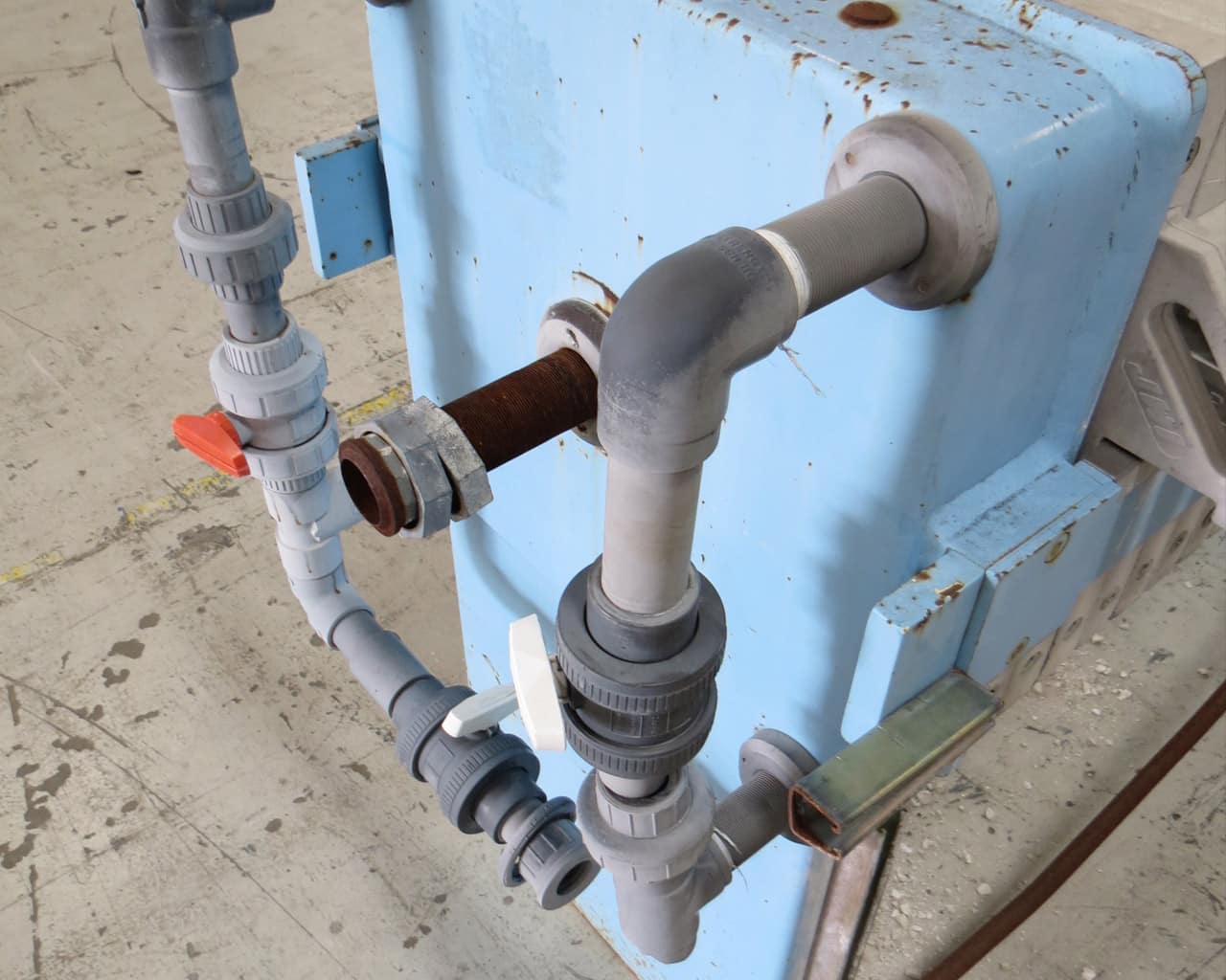 Before-shot of a light blue JWI J-Press manifold in disrepair