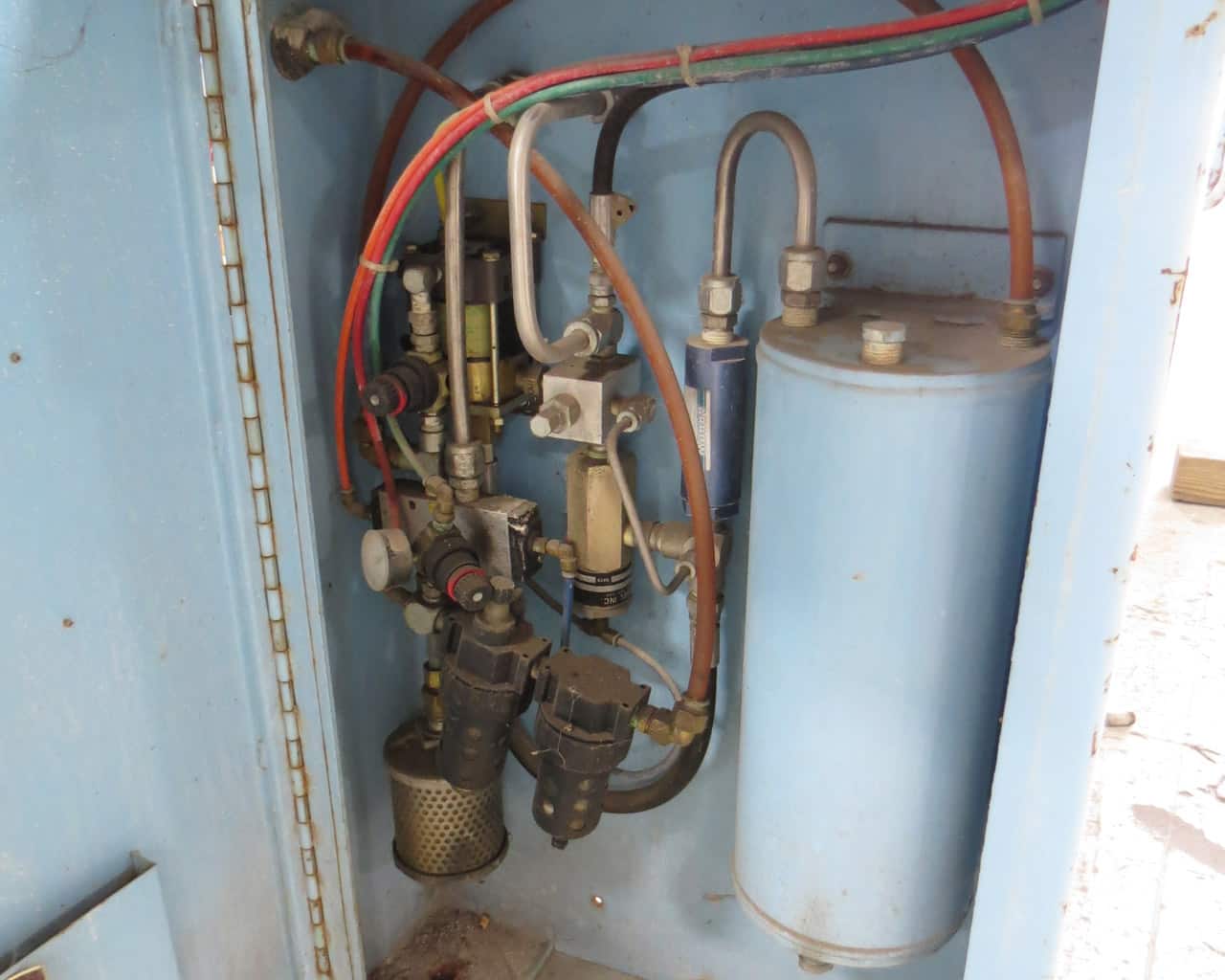 Before-shot of a light blue JWI J-Press hydraullic cabinet in disrepair