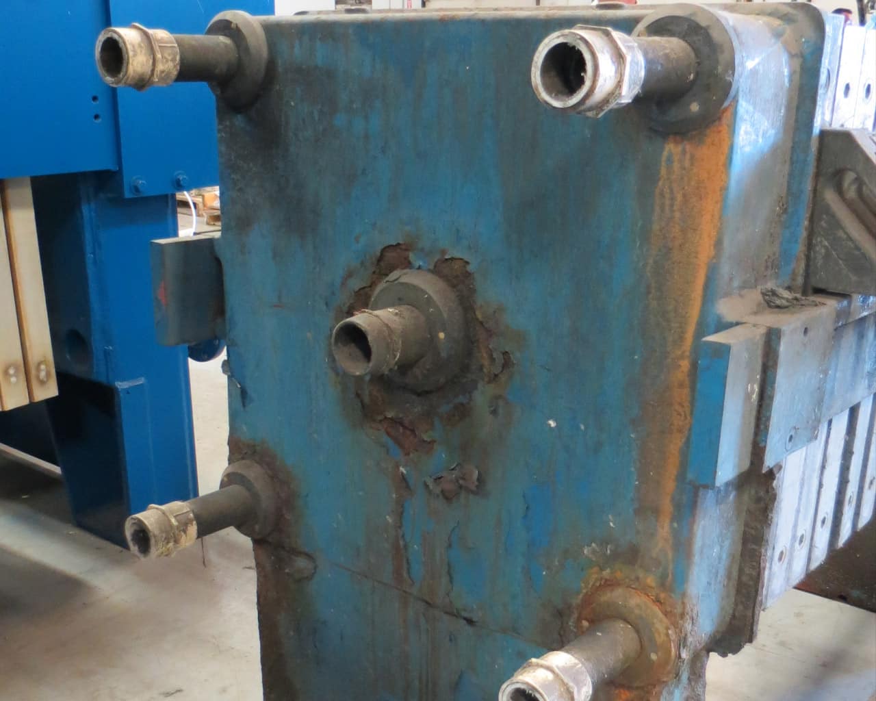 Before-shot of manifold of a blue JWI J-Press in disrepair
